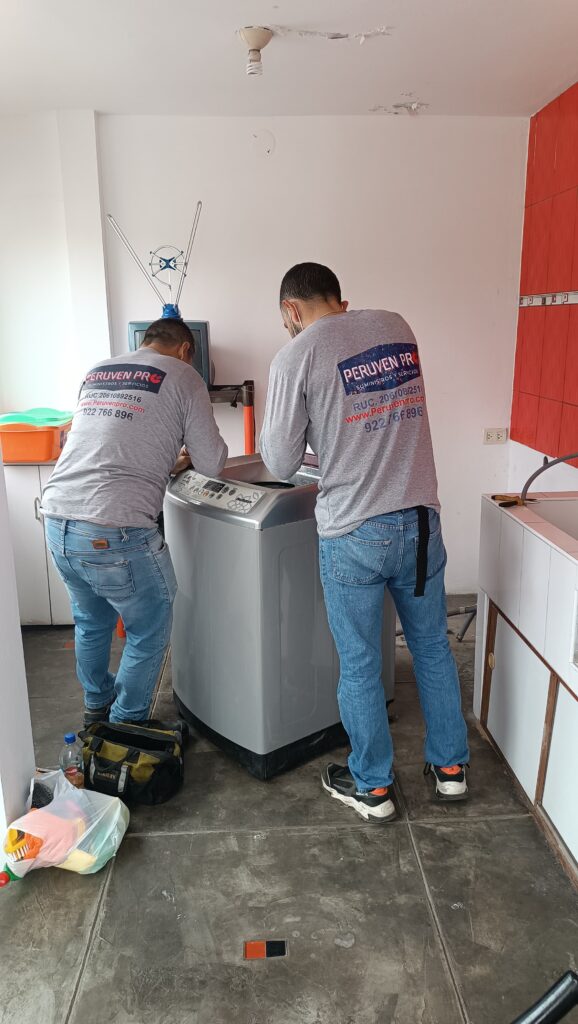Técnicos de Peruven Pro realizando mantenimiento preventivo de lavadora en domicilio
