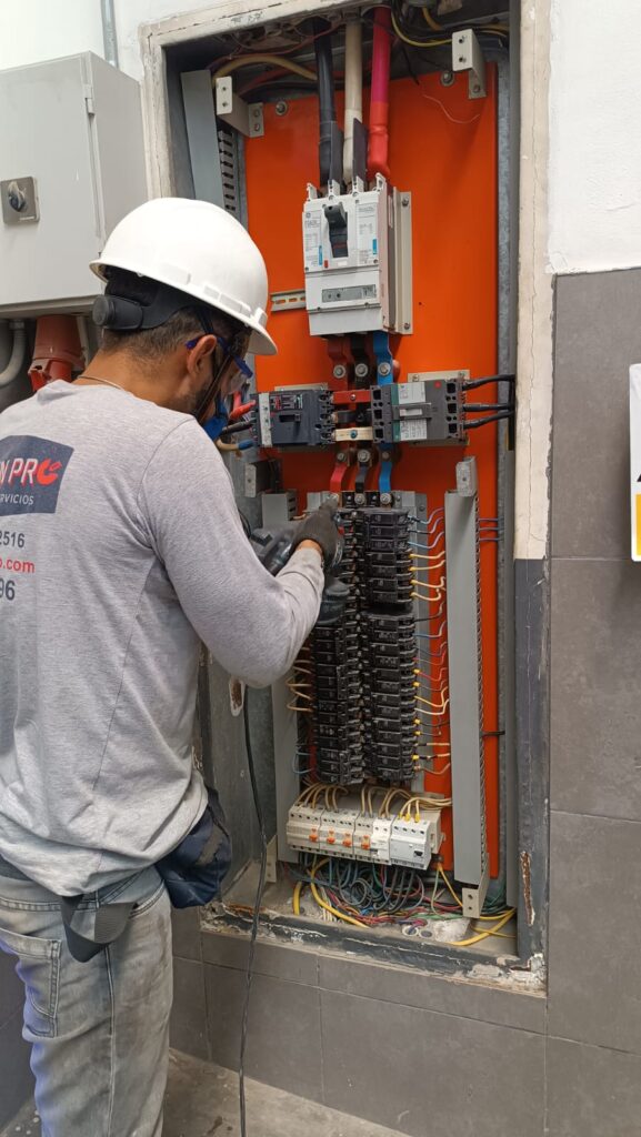 Técnico de Peruven Pro realizando mantenimiento de tablero eléctrico en planta industrial Ferymar