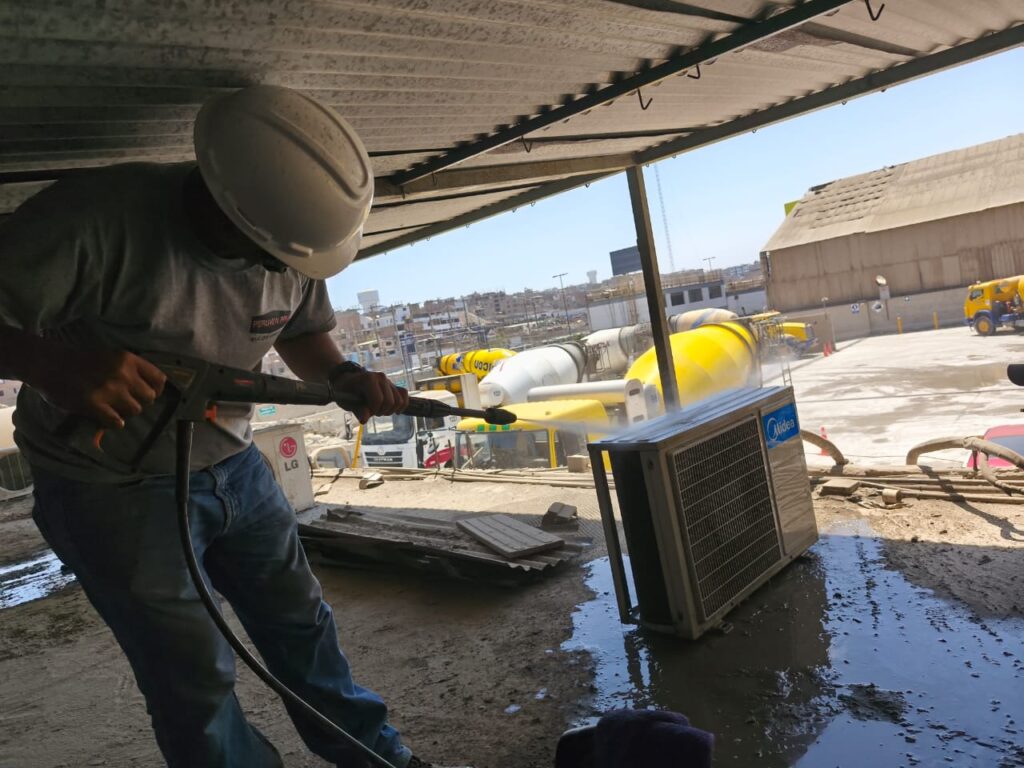 Técnico de Peruven Pro realizando mantenimiento preventivo y reparación de aire acondicionado para cliente COMED